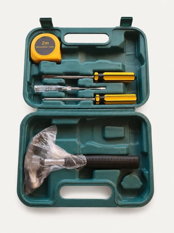 Kit básico de herramientas con martillo, destornilladores y cinta métrica